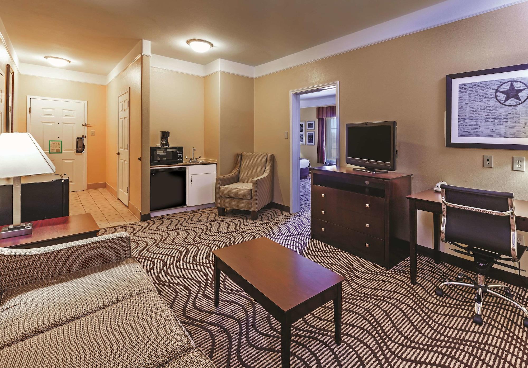 La Quinta By Wyndham Angleton Hotel Bagian luar foto