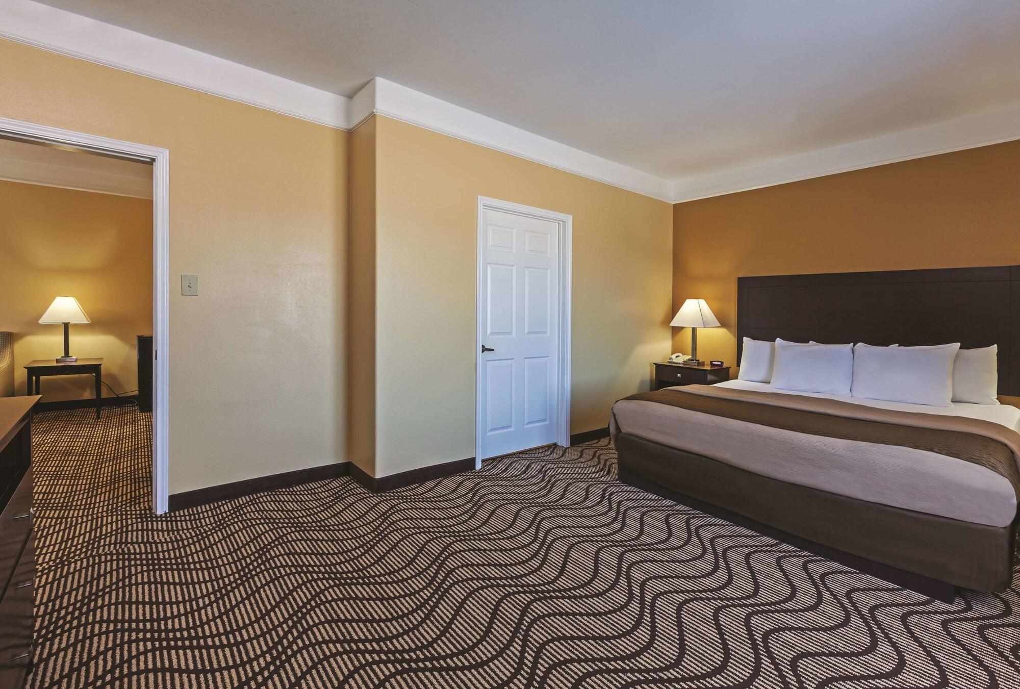 La Quinta By Wyndham Angleton Hotel Bagian luar foto