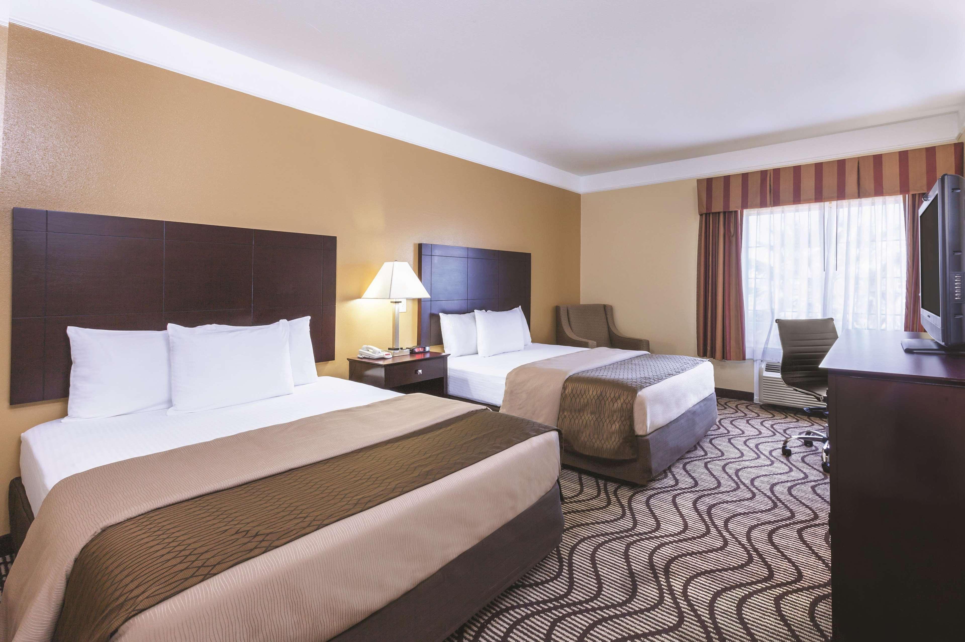 La Quinta By Wyndham Angleton Hotel Bagian luar foto