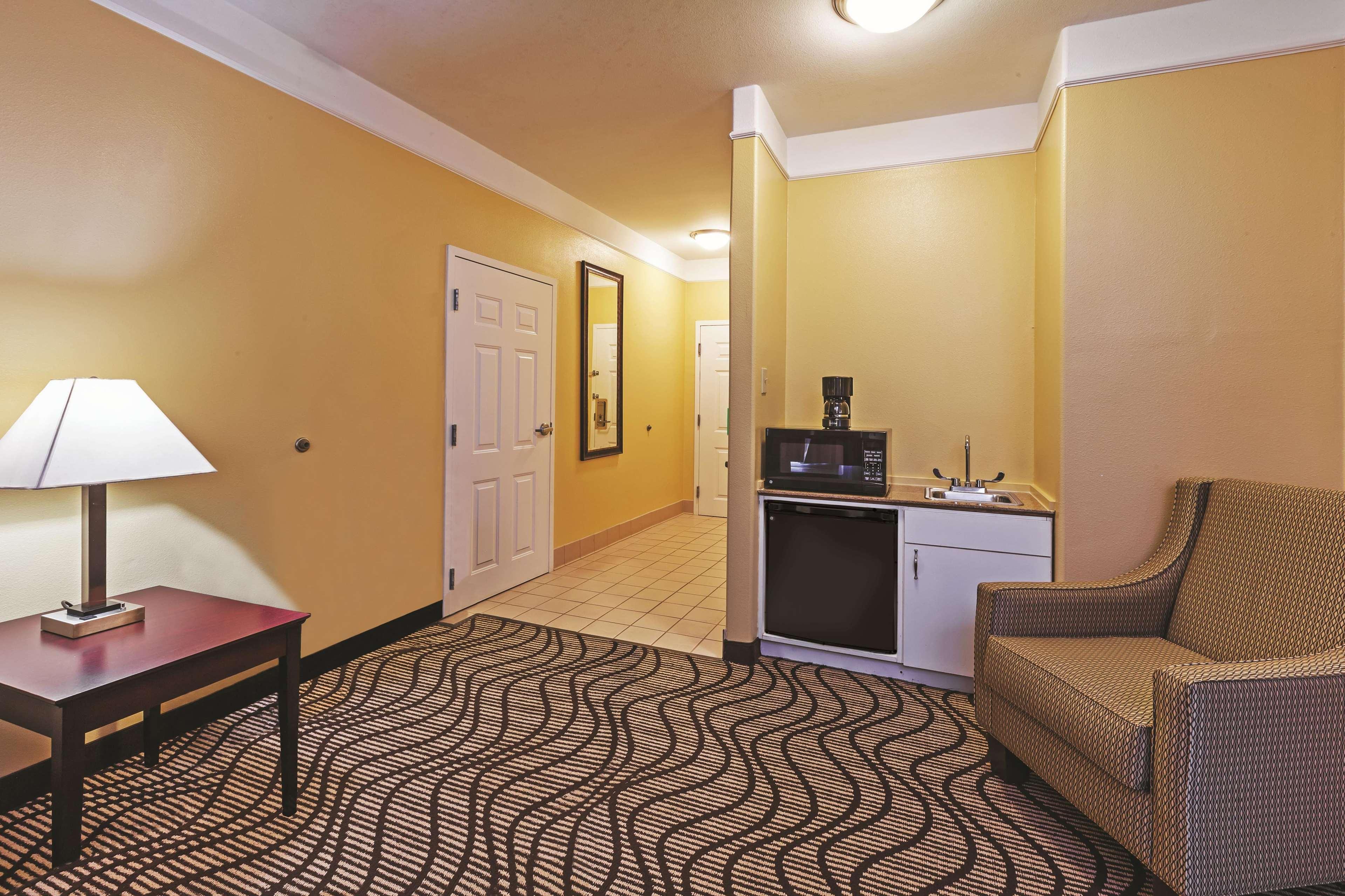 La Quinta By Wyndham Angleton Hotel Bagian luar foto