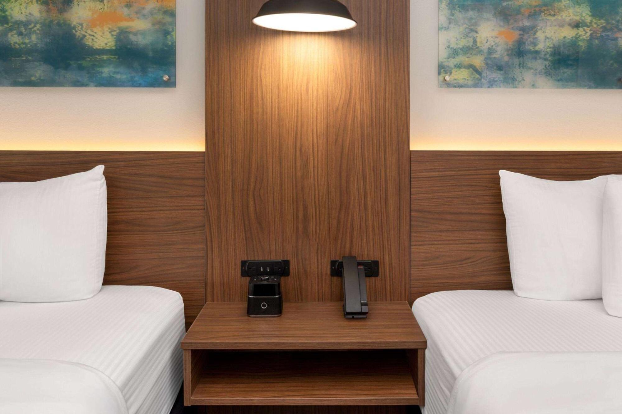 La Quinta By Wyndham Angleton Hotel Bagian luar foto