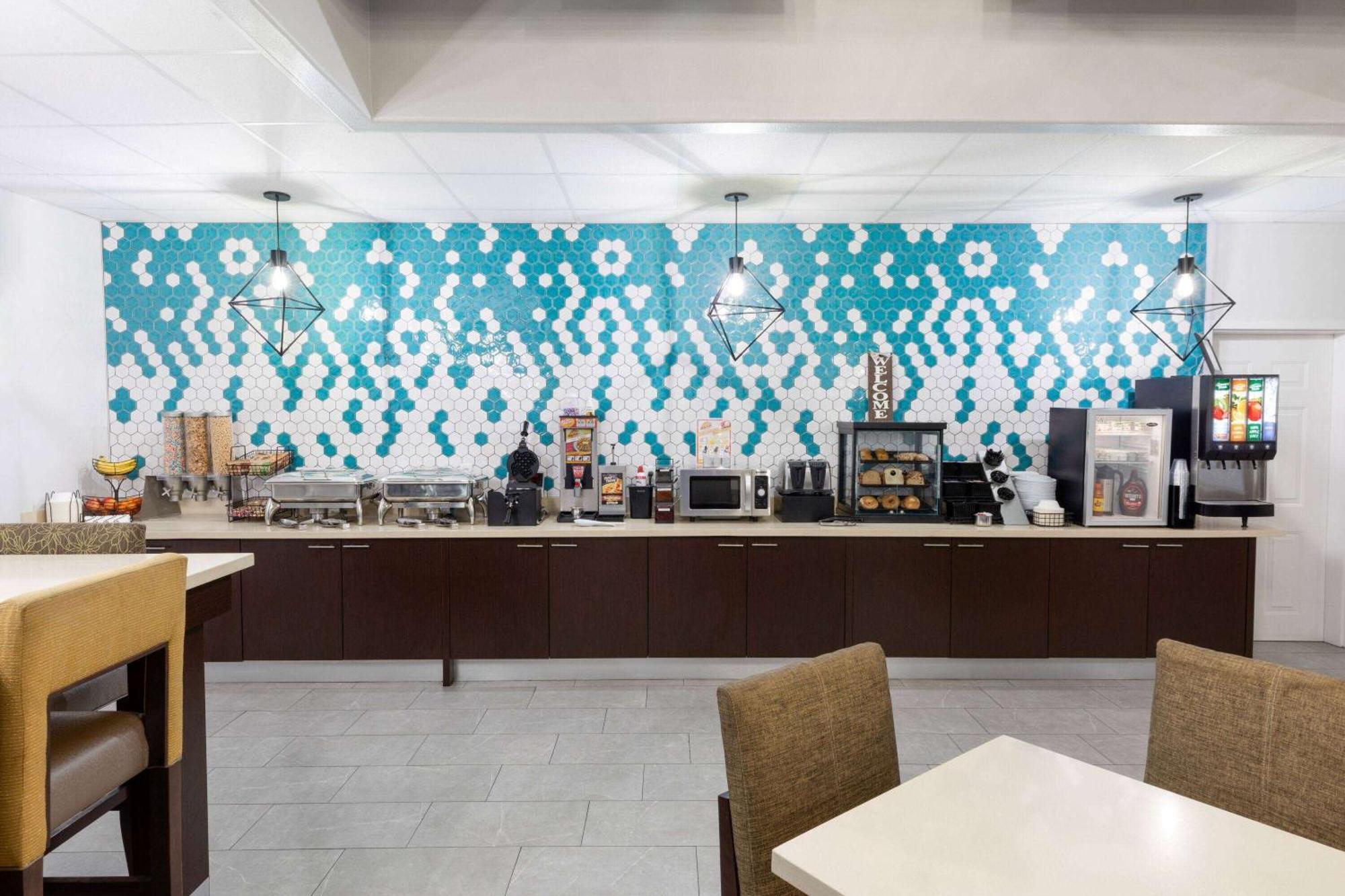 La Quinta By Wyndham Angleton Hotel Bagian luar foto