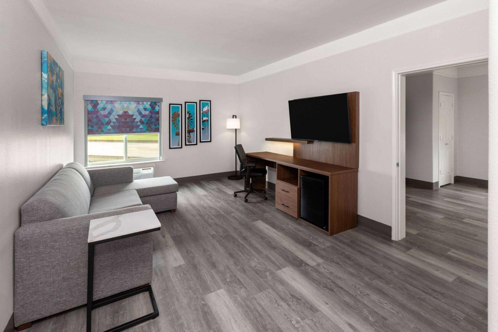 La Quinta By Wyndham Angleton Hotel Bagian luar foto