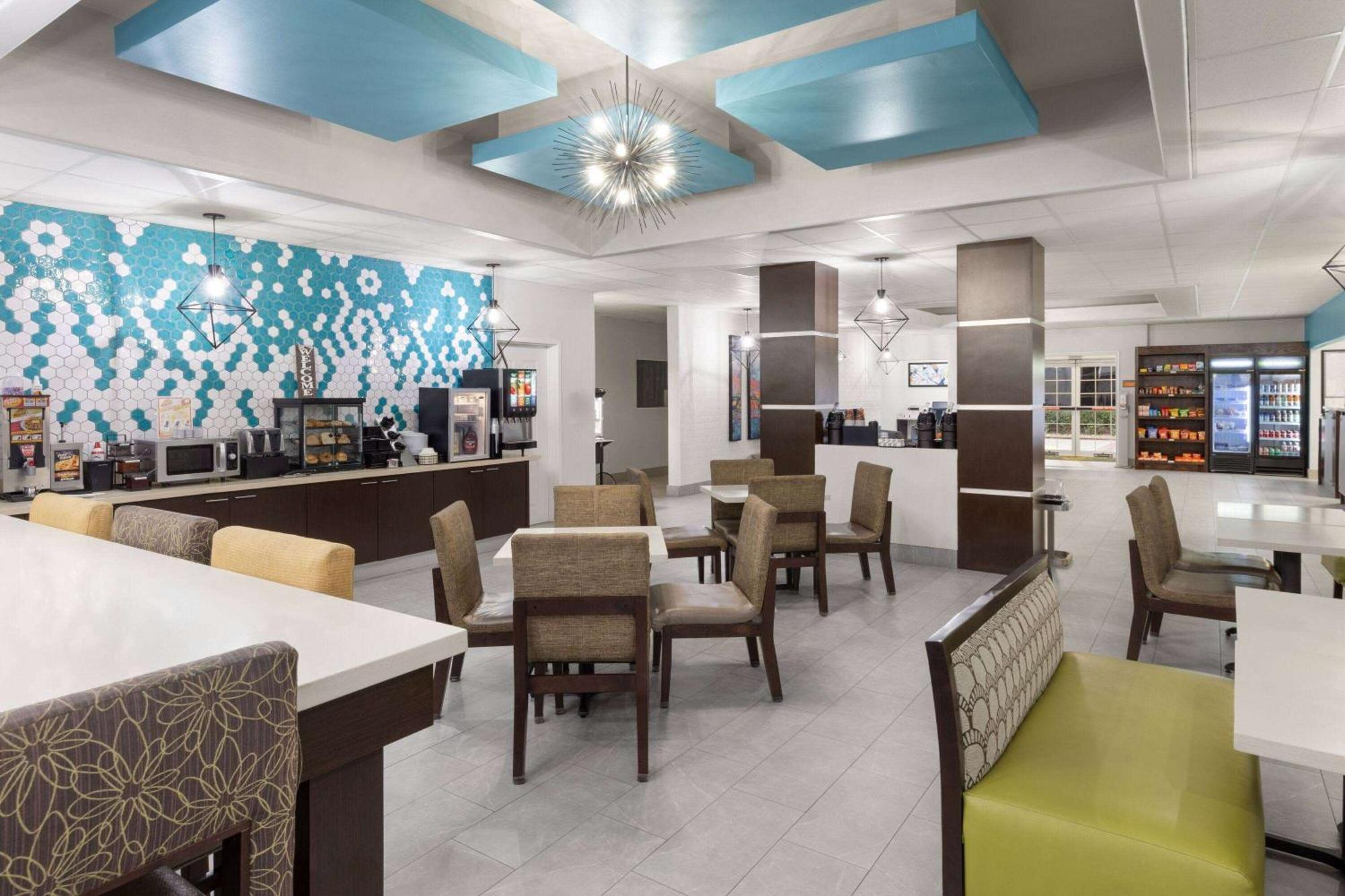 La Quinta By Wyndham Angleton Hotel Bagian luar foto