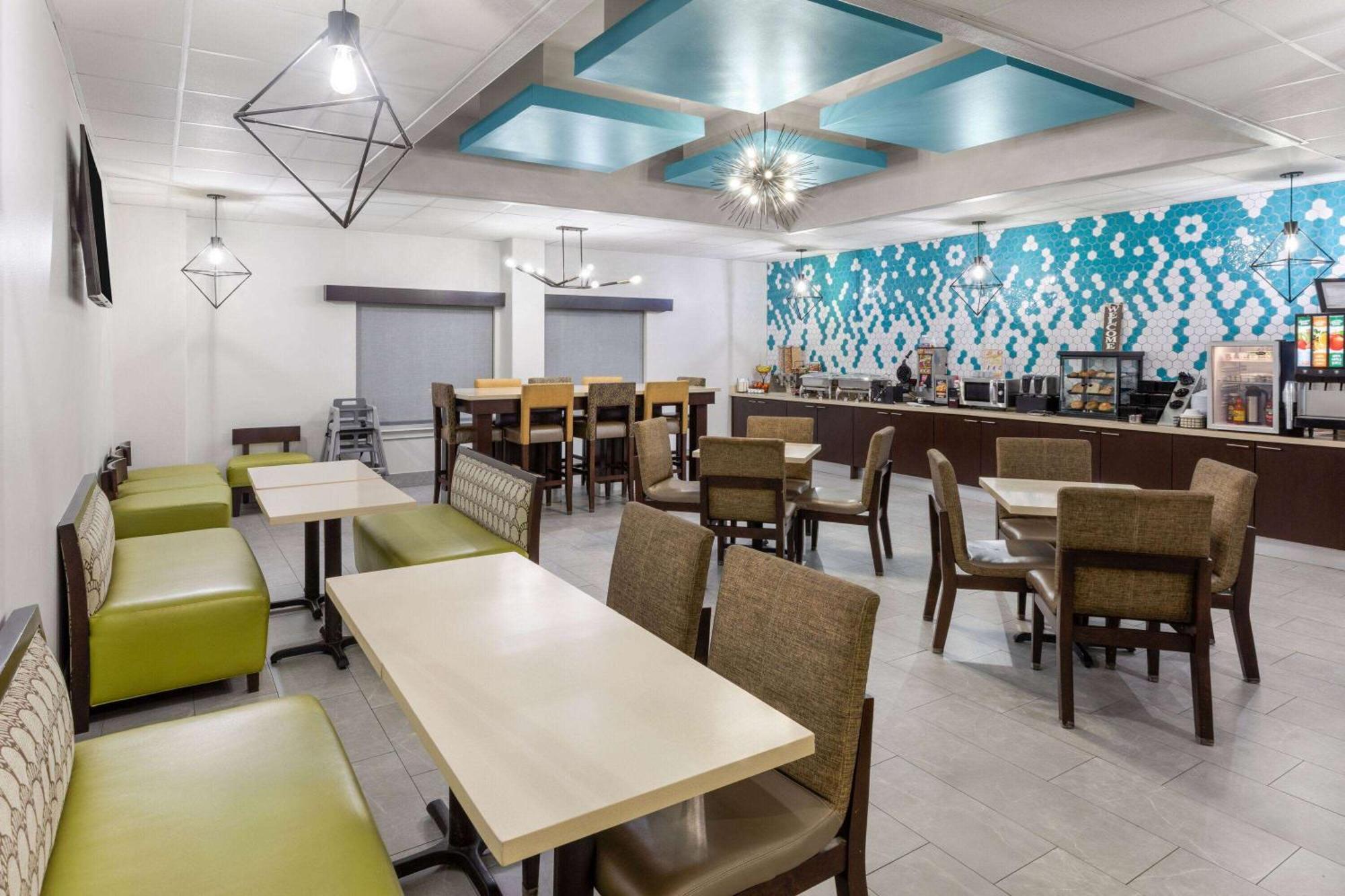 La Quinta By Wyndham Angleton Hotel Bagian luar foto