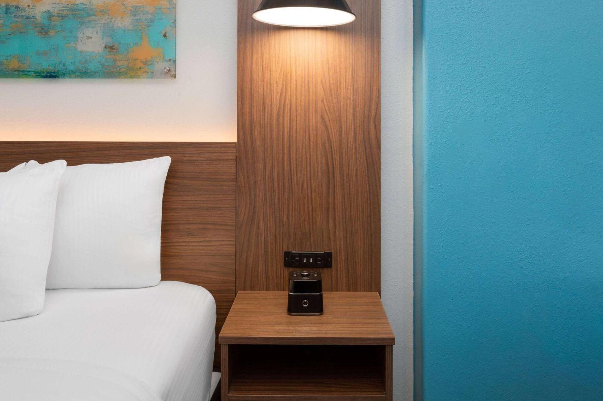 La Quinta By Wyndham Angleton Hotel Bagian luar foto
